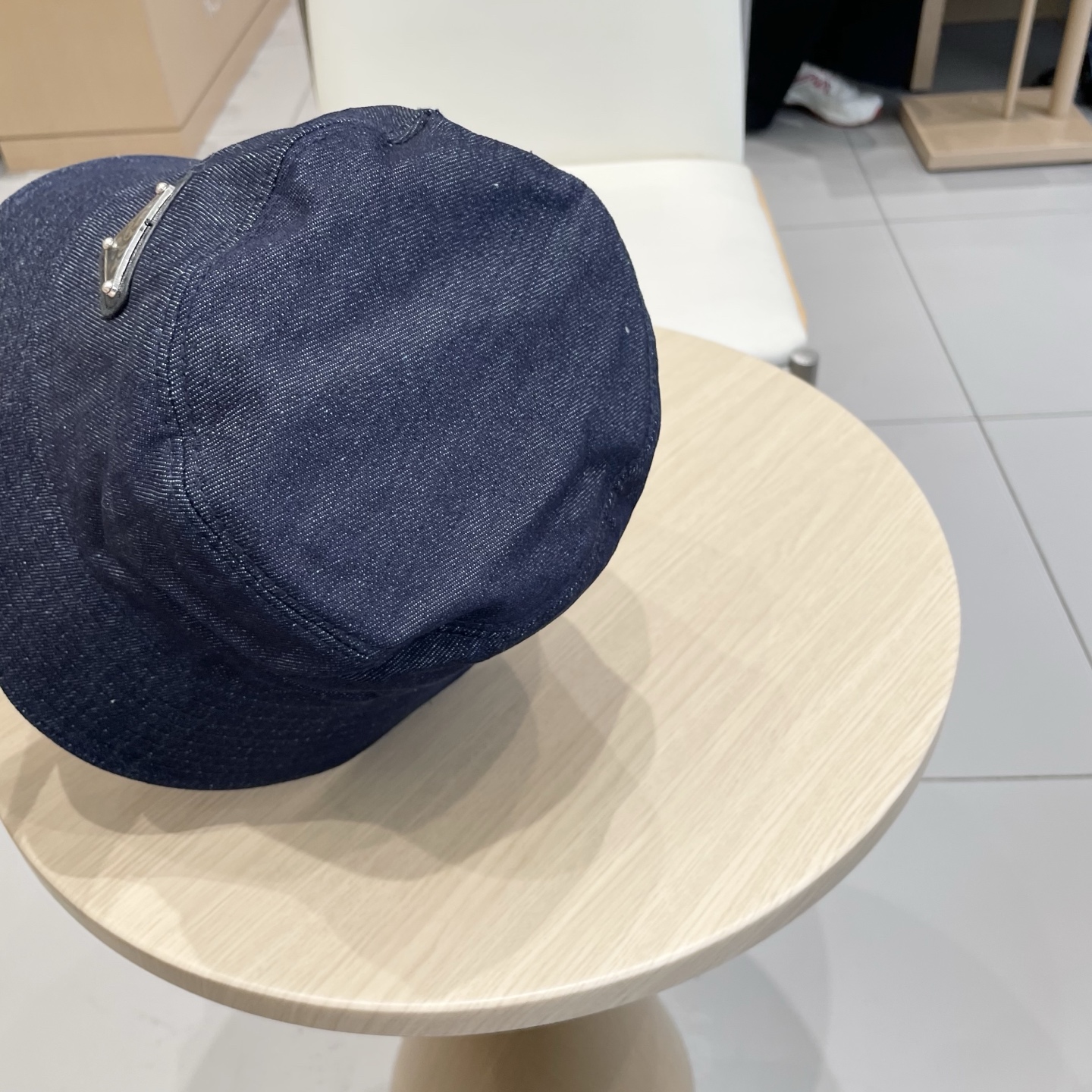  Prada 普拉达高品质牛仔布倒三角渔夫帽
洗水牛仔色，秀场同款，面料柔软舒适
百搭休闲款，闭眼入！