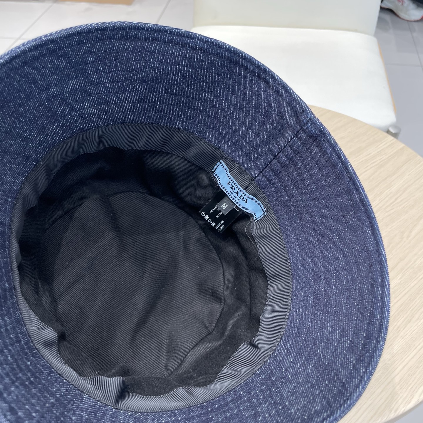  Prada 普拉达高品质牛仔布倒三角渔夫帽
洗水牛仔色，秀场同款，面料柔软舒适
百搭休闲款，闭眼入！