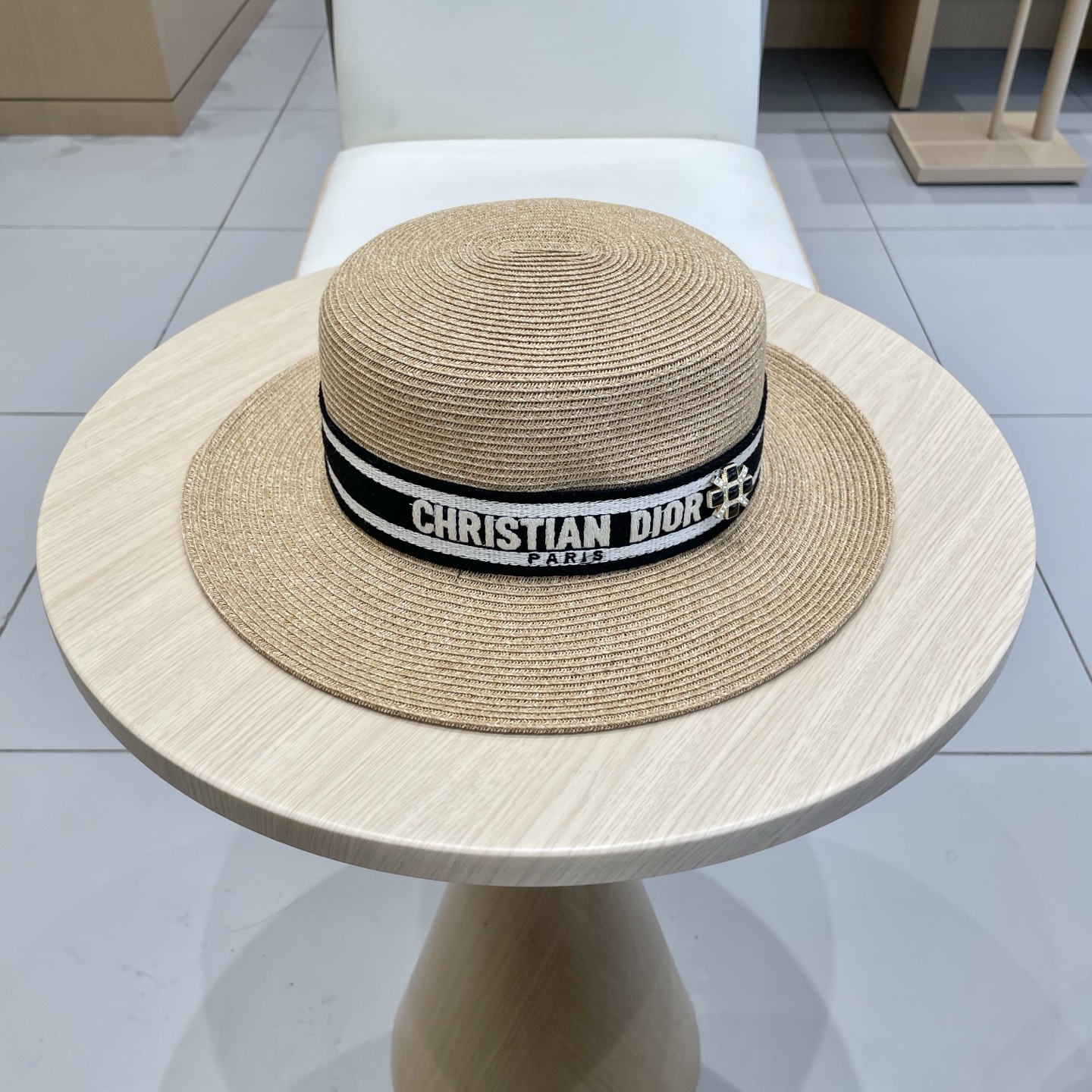 NO:225651,Dior Dior flat top straw hat The flat top hat is made of Taiwanese thin braided grass. It is versatile and does not pick up the face. The flat edge is relatively unobstructed. It is more practical. It is easy to wear ins style for daily life and travel. It is especially suitable for the appearance. It has adjustments in the straw hat, fisherman's hat, baseball hat, knit hat, hat, dior, dior, espadrilles, hats19860909迪奥Dior平顶草帽 平顶帽采用台湾细辫草制作 百搭不挑脸型 平沿相对不遮挡视线 更加实用 日常和旅行都好戴 ins风 特别上相 内有调节带帽子草帽渔夫帽棒球帽针织帽,帽子,dior,dior,espadrilles,hats,hat
