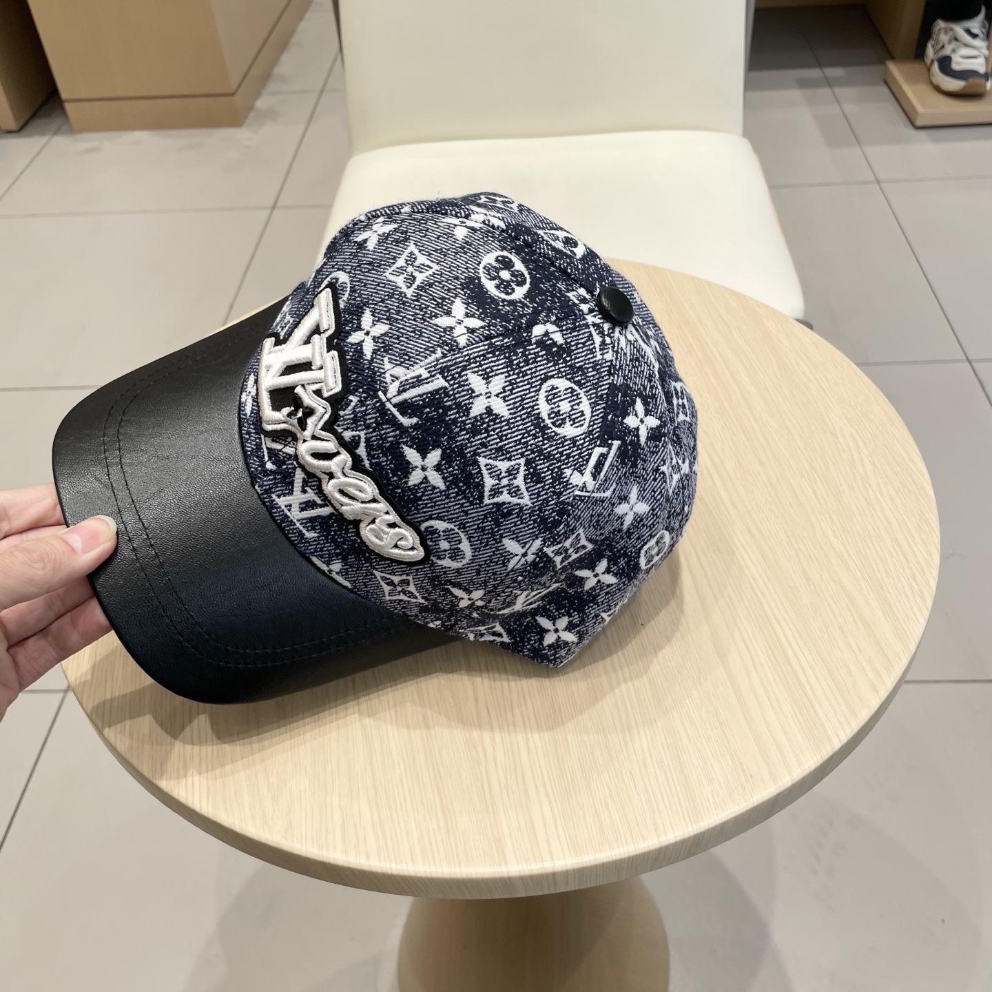  🧢路易威登棒球帽 LouisVuitton😍新款LV棒球帽，重工打造♥️高端大气，百搭款🤗男女通用！跑