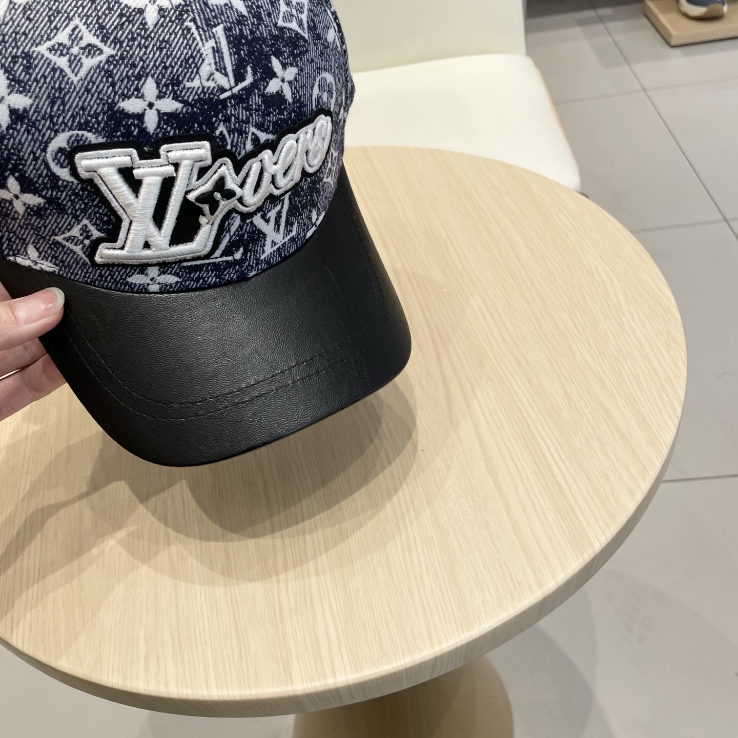  🧢路易威登棒球帽 LouisVuitton😍新款LV棒球帽，重工打造♥️高端大气，百搭款🤗男女通用！跑