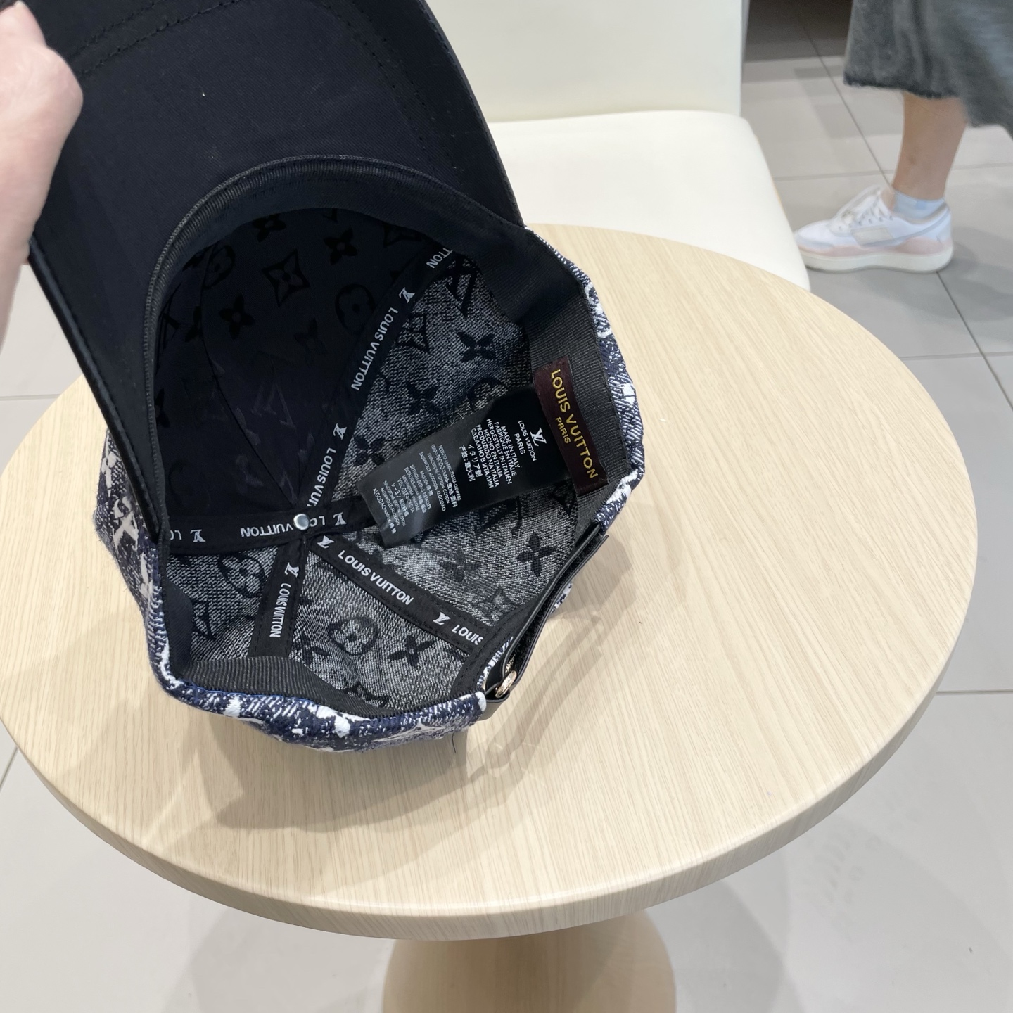  🧢路易威登棒球帽 LouisVuitton😍新款LV棒球帽，重工打造♥️高端大气，百搭款🤗男女通用！跑