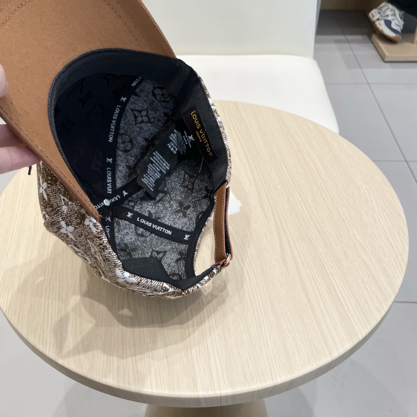  🧢路易威登棒球帽 LouisVuitton😍新款LV棒球帽，重工打造♥️高端大气，百搭款🤗男女通用！跑