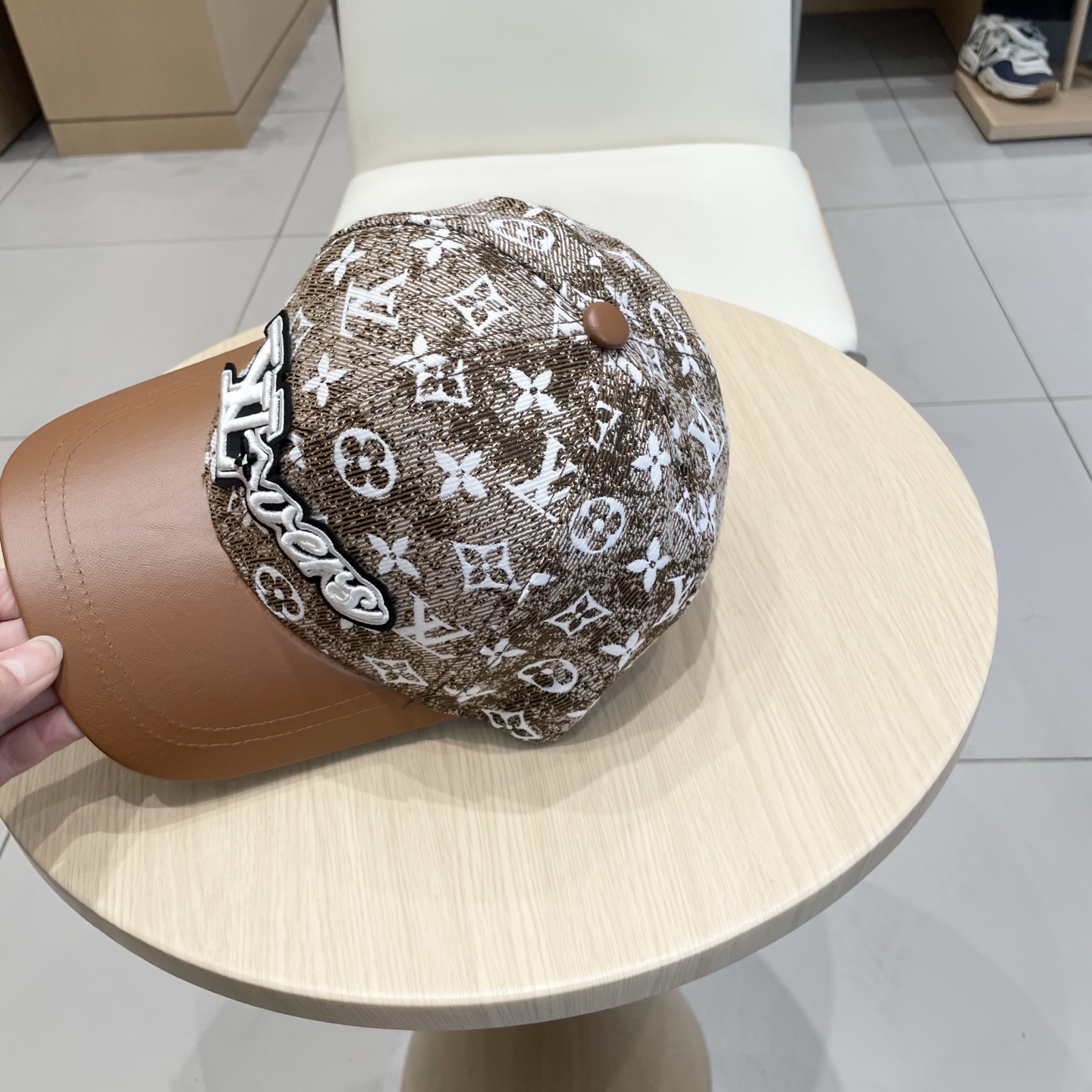  🧢路易威登棒球帽 LouisVuitton😍新款LV棒球帽，重工打造♥️高端大气，百搭款🤗男女通用！跑