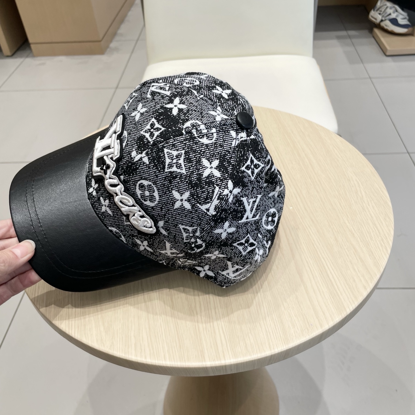  🧢路易威登棒球帽 LouisVuitton😍新款LV棒球帽，重工打造♥️高端大气，百搭款🤗男女通用！跑