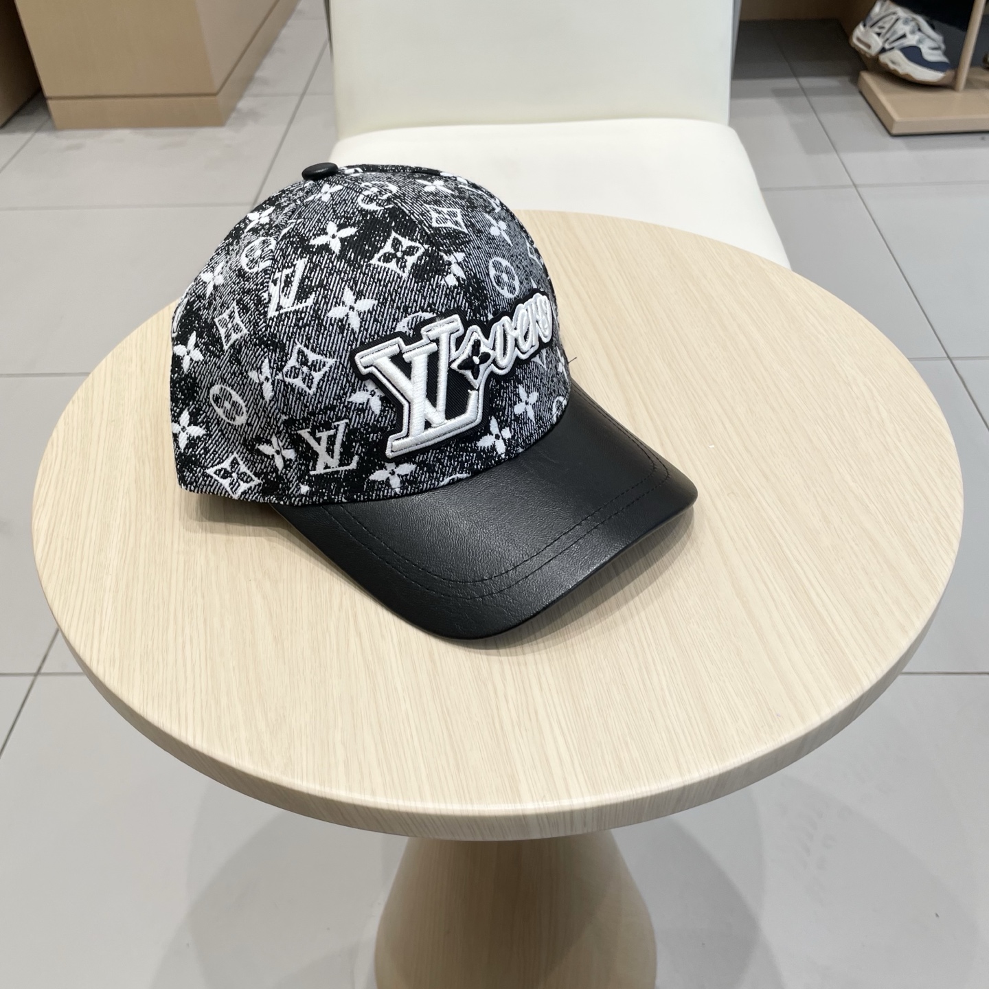  🧢路易威登棒球帽 LouisVuitton😍新款LV棒球帽，重工打造♥️高端大气，百搭款🤗男女通用！跑