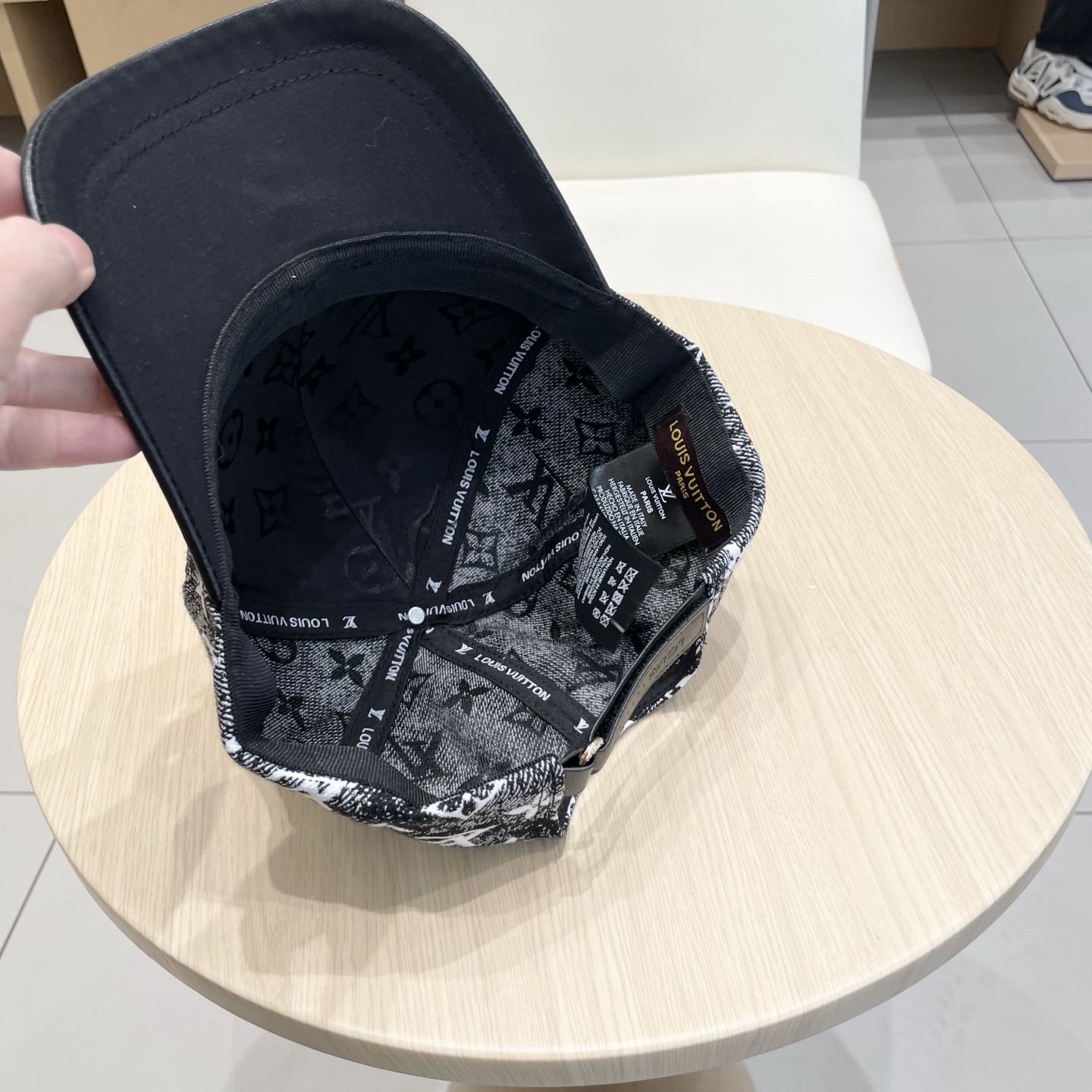  🧢路易威登棒球帽 LouisVuitton😍新款LV棒球帽，重工打造♥️高端大气，百搭款🤗男女通用！跑
