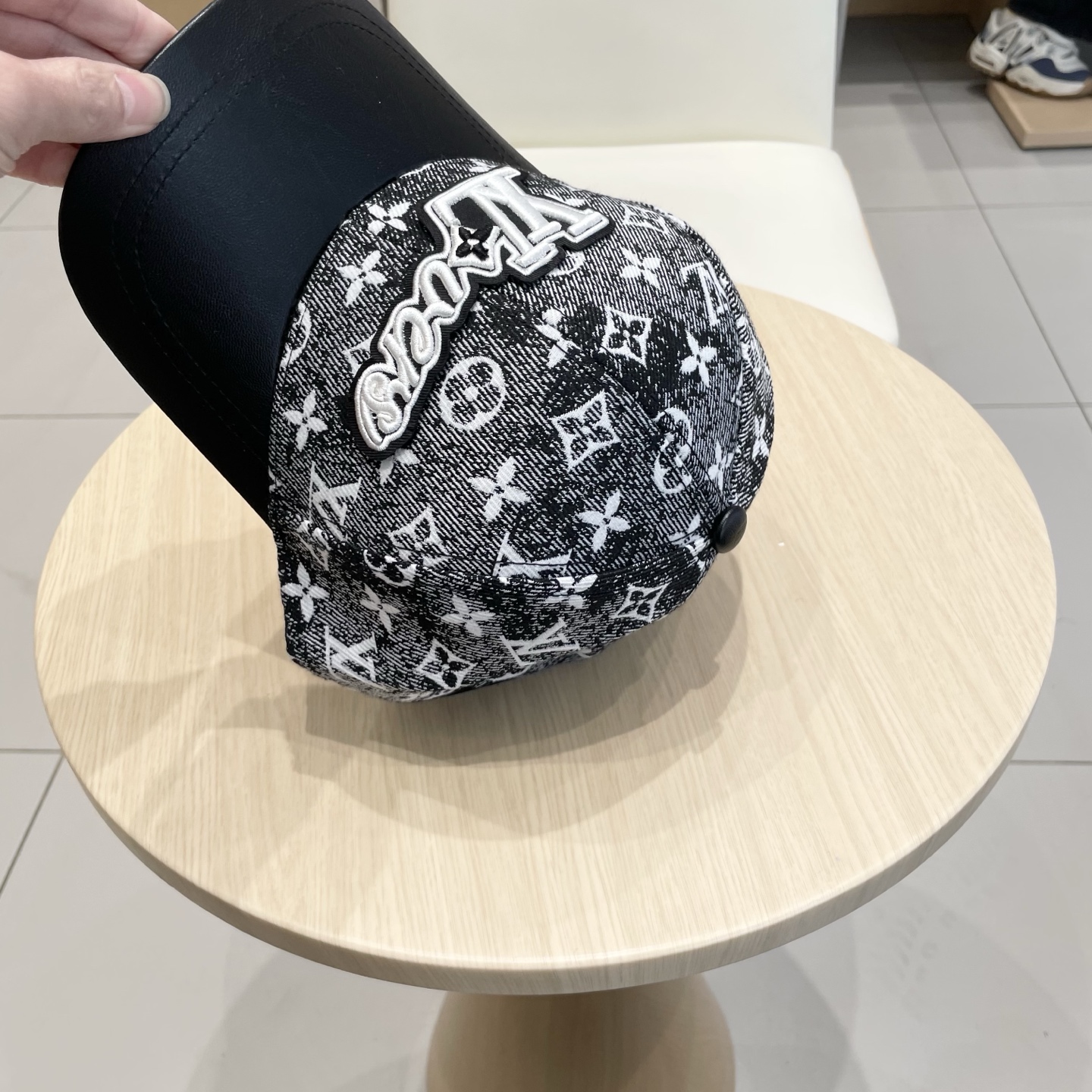  🧢路易威登棒球帽 LouisVuitton😍新款LV棒球帽，重工打造♥️高端大气，百搭款🤗男女通用！跑