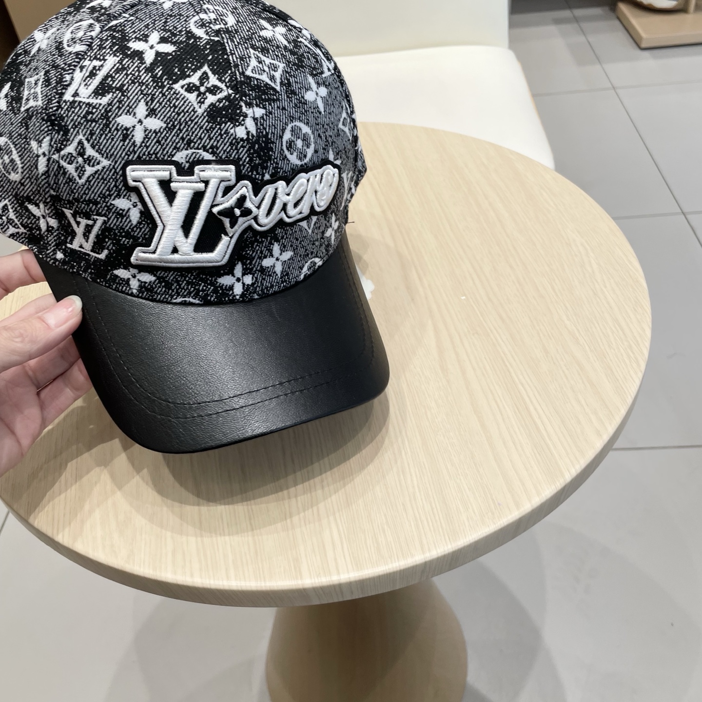  🧢路易威登棒球帽 LouisVuitton😍新款LV棒球帽，重工打造♥️高端大气，百搭款🤗男女通用！跑