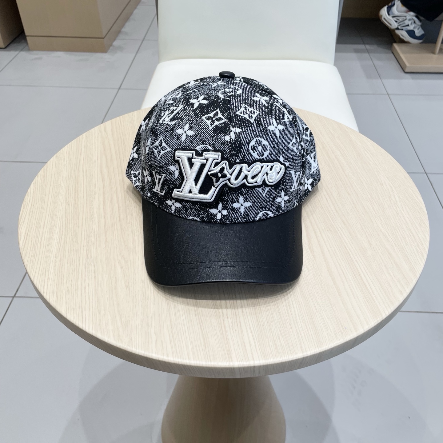  🧢路易威登棒球帽 LouisVuitton😍新款LV棒球帽，重工打造♥️高端大气，百搭款🤗男女通用！跑