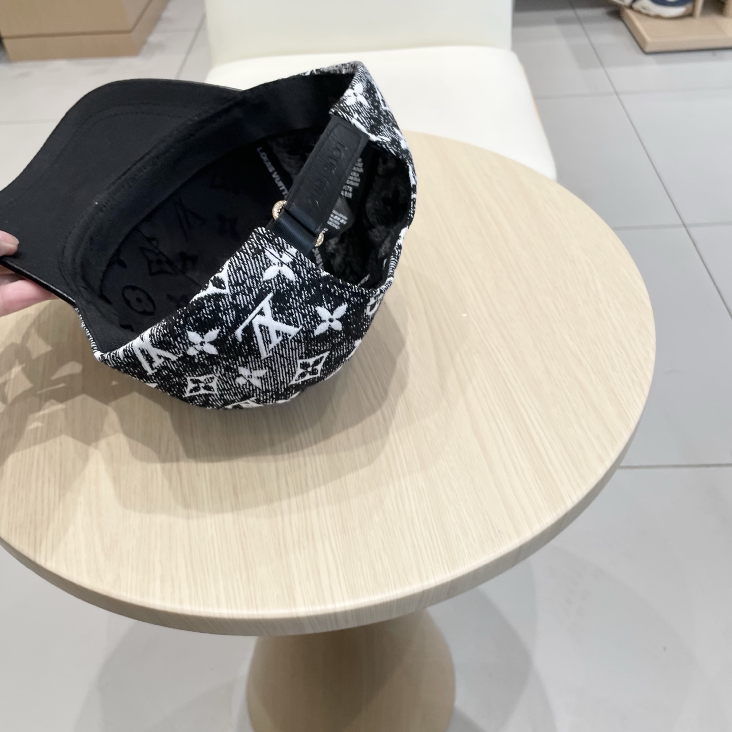  🧢路易威登棒球帽 LouisVuitton😍新款LV棒球帽，重工打造♥️高端大气，百搭款🤗男女通用！跑