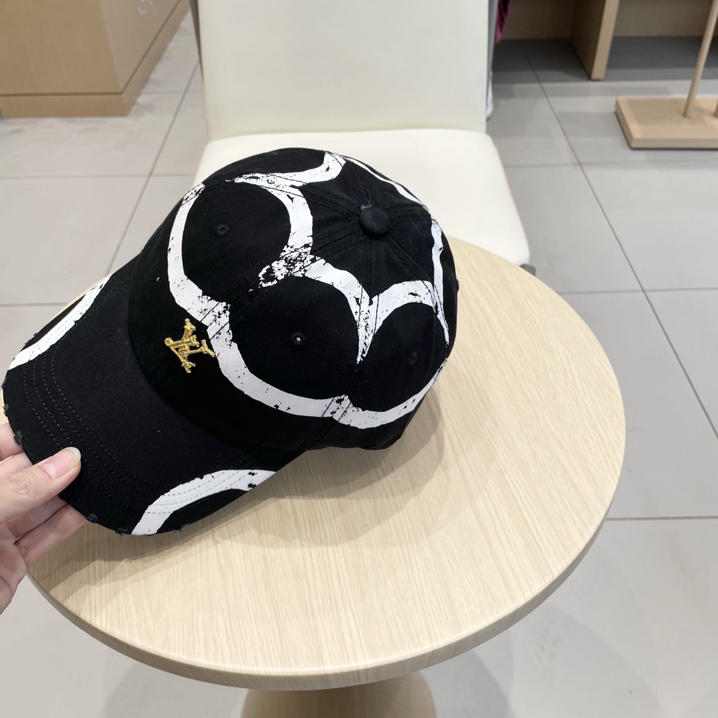  🧢路易威登棒球帽 LouisVuitton😍新款LV棒球帽，重工打造♥️高端大气，百搭款🤗男女通用！跑
