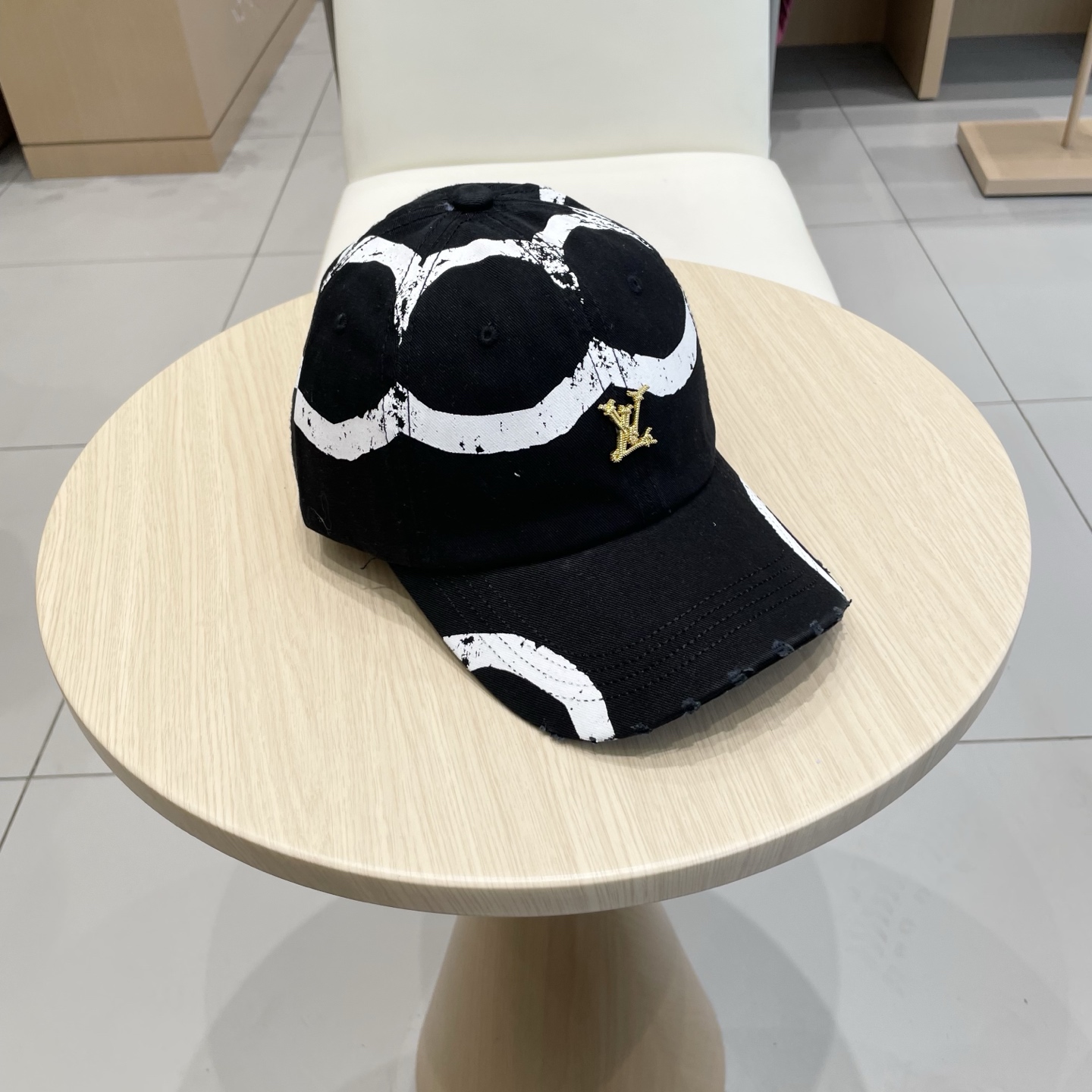  🧢路易威登棒球帽 LouisVuitton😍新款LV棒球帽，重工打造♥️高端大气，百搭款🤗男女通用！跑