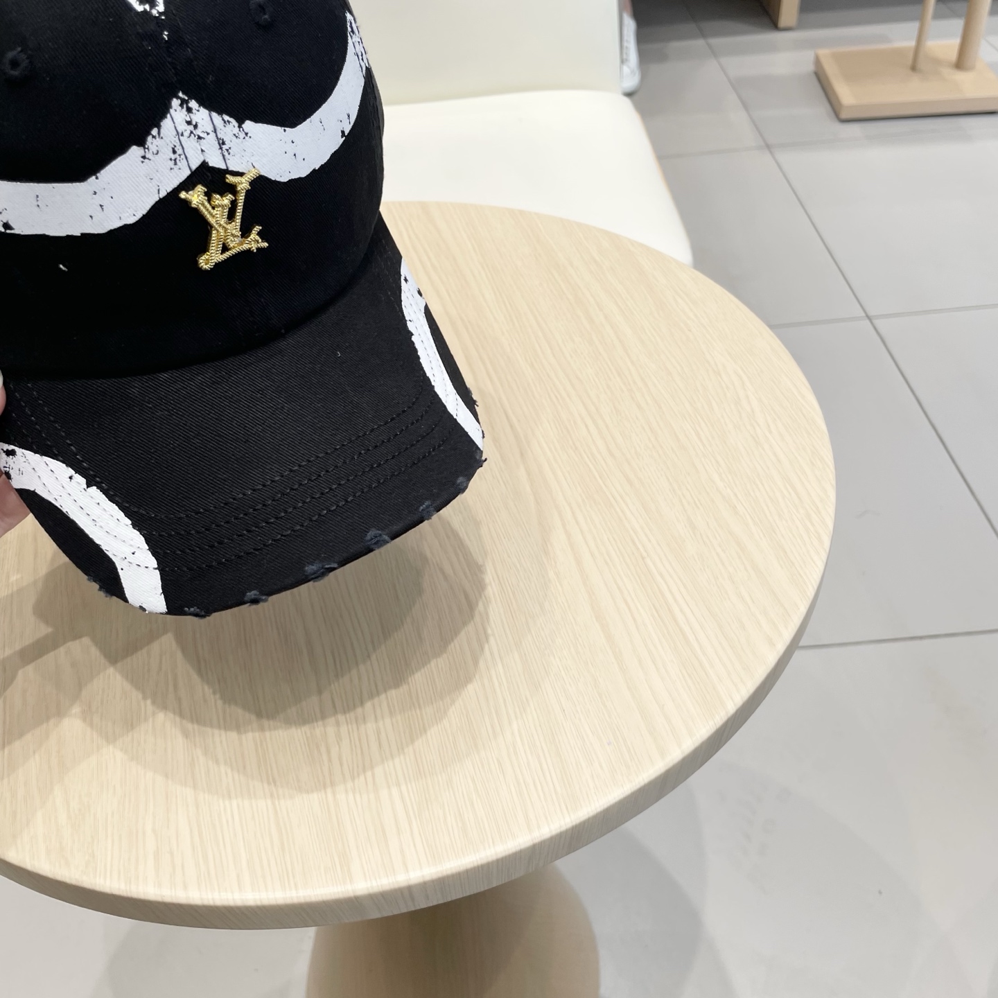 🧢路易威登棒球帽 LouisVuitton😍新款LV棒球帽，重工打造♥️高端大气，百搭款🤗男女通用！跑