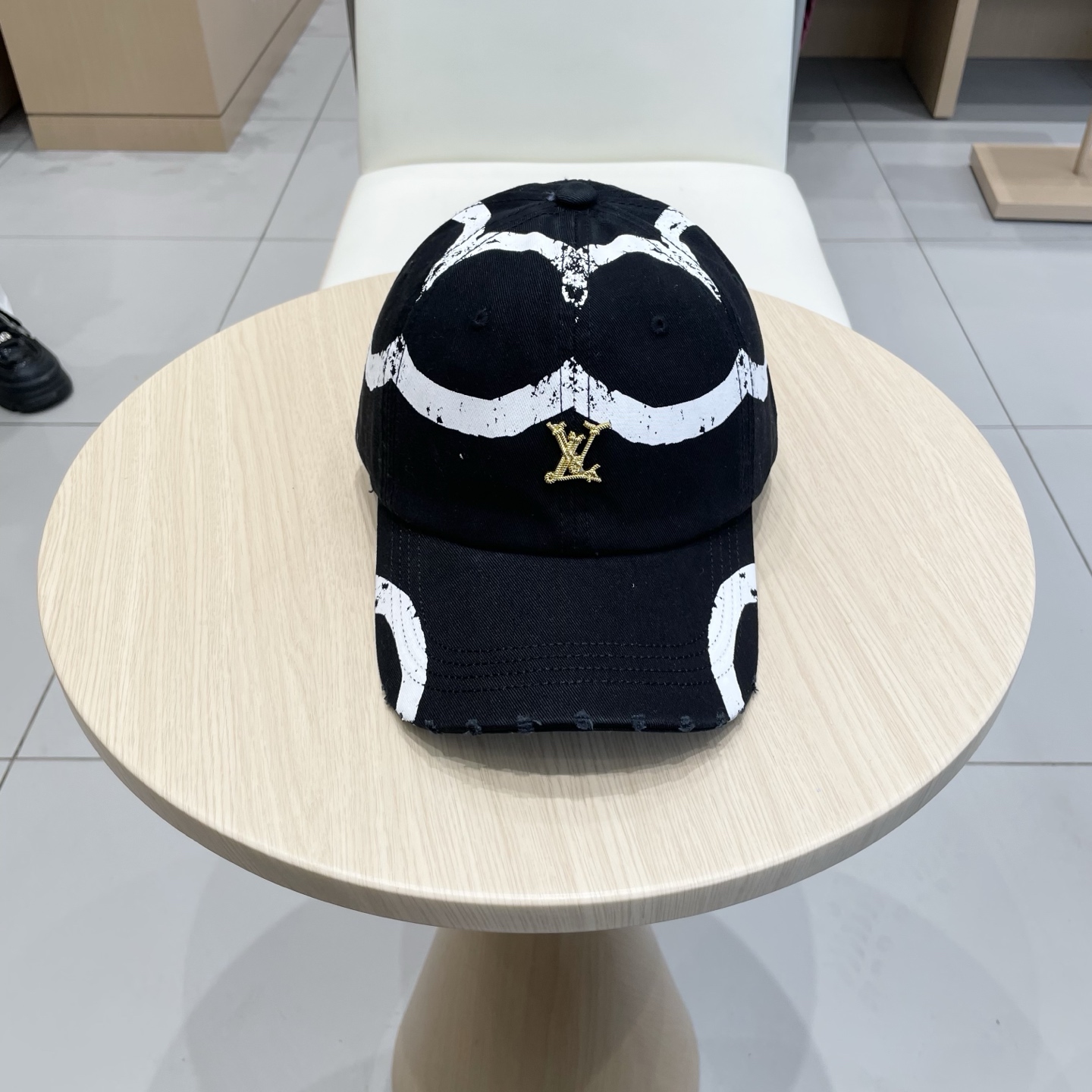  🧢路易威登棒球帽 LouisVuitton😍新款LV棒球帽，重工打造♥️高端大气，百搭款🤗男女通用！跑