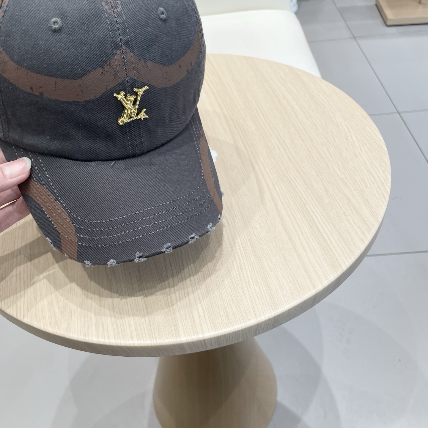  🧢路易威登棒球帽 LouisVuitton😍新款LV棒球帽，重工打造♥️高端大气，百搭款🤗男女通用！跑