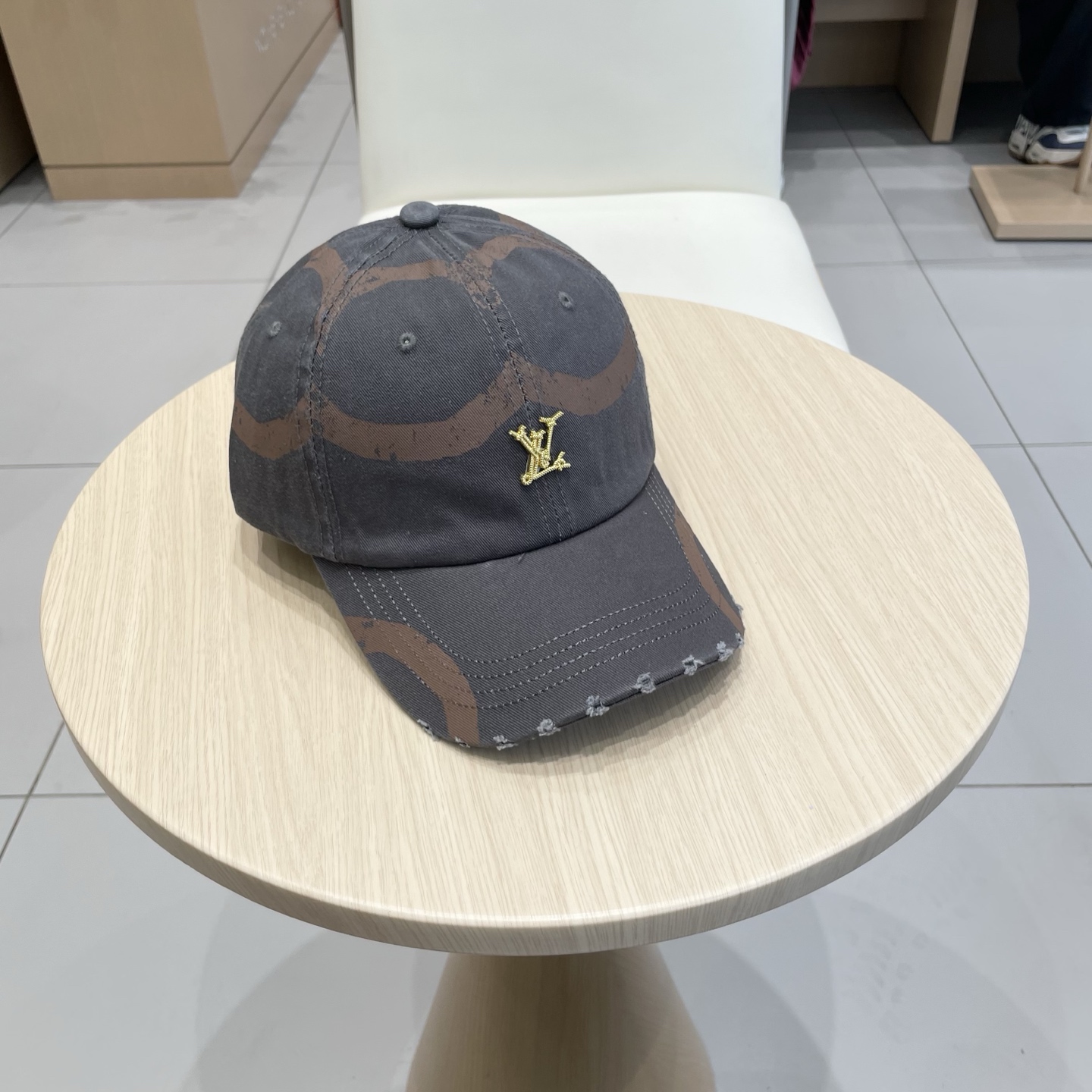  🧢路易威登棒球帽 LouisVuitton😍新款LV棒球帽，重工打造♥️高端大气，百搭款🤗男女通用！跑