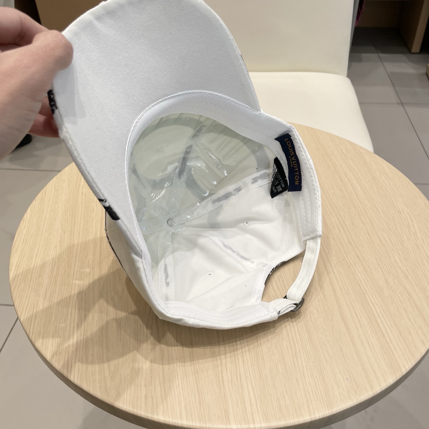  🧢路易威登棒球帽 LouisVuitton😍新款LV棒球帽，重工打造♥️高端大气，百搭款🤗男女通用！跑