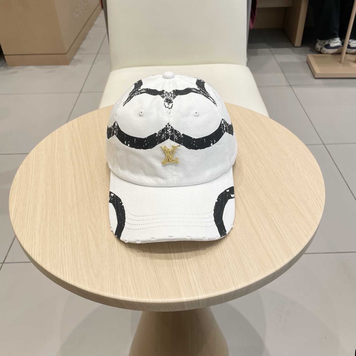  🧢路易威登棒球帽 LouisVuitton😍新款LV棒球帽，重工打造♥️高端大气，百搭款🤗男女通用！跑