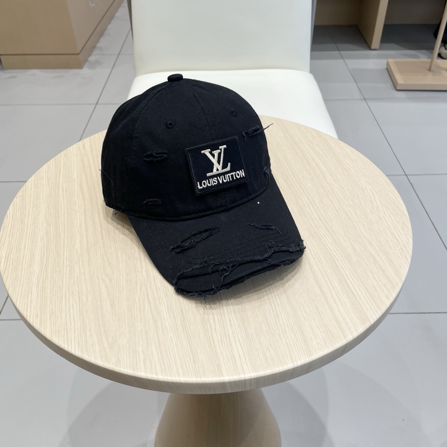   Lv路易威登  2025新款上架💙💙 今年赛琳家每款帽子都想拥有～
设计轻易休闲时髦又带高级感
超好