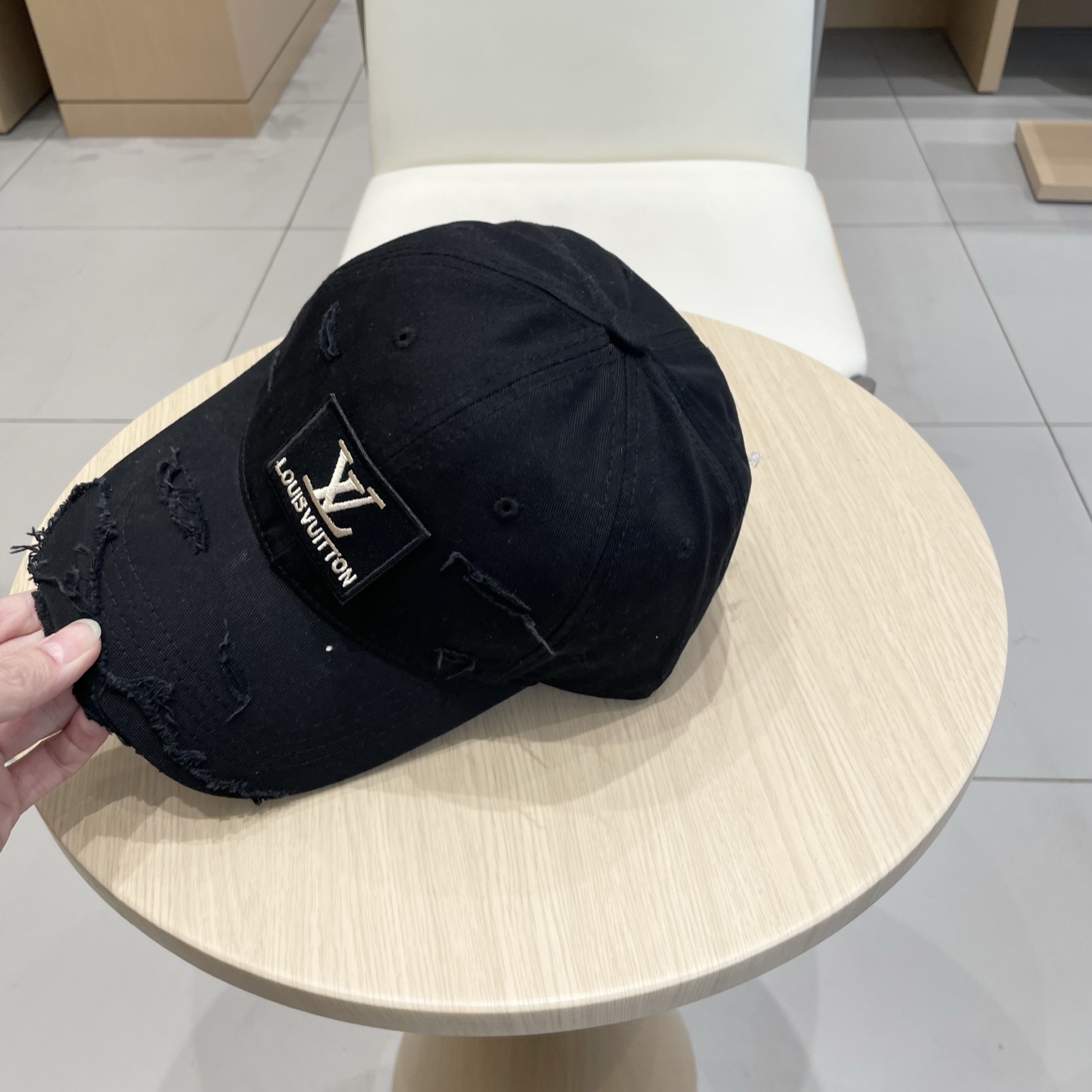   Lv路易威登  2025新款上架💙💙 今年赛琳家每款帽子都想拥有～
设计轻易休闲时髦又带高级感
超好