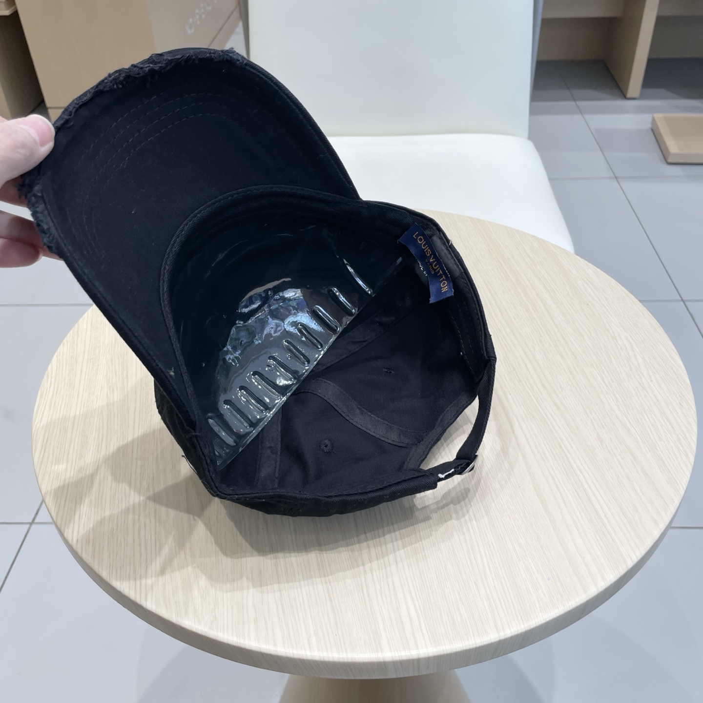   Lv路易威登  2025新款上架💙💙 今年赛琳家每款帽子都想拥有～
设计轻易休闲时髦又带高级感
超好