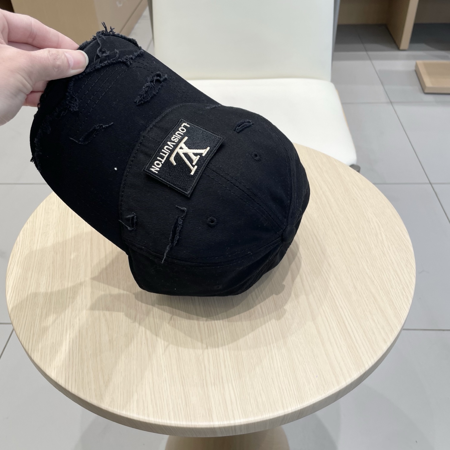   Lv路易威登  2025新款上架💙💙 今年赛琳家每款帽子都想拥有～
设计轻易休闲时髦又带高级感
超好