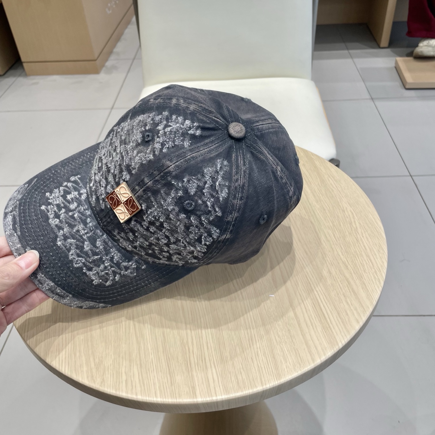  Loewe罗意威 新款
破洞棒球帽
新推出洗水牛仔系列，休闲百搭
衣橱搭配神器