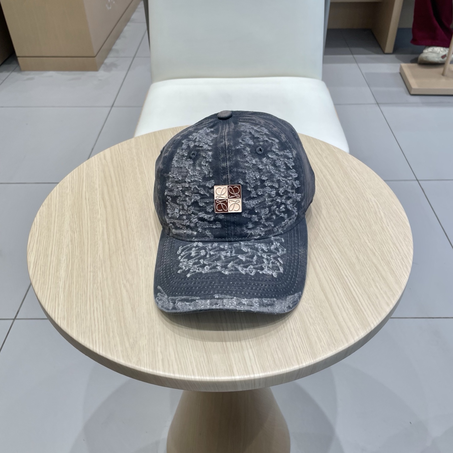  Loewe罗意威 新款
破洞棒球帽
新推出洗水牛仔系列，休闲百搭
衣橱搭配神器