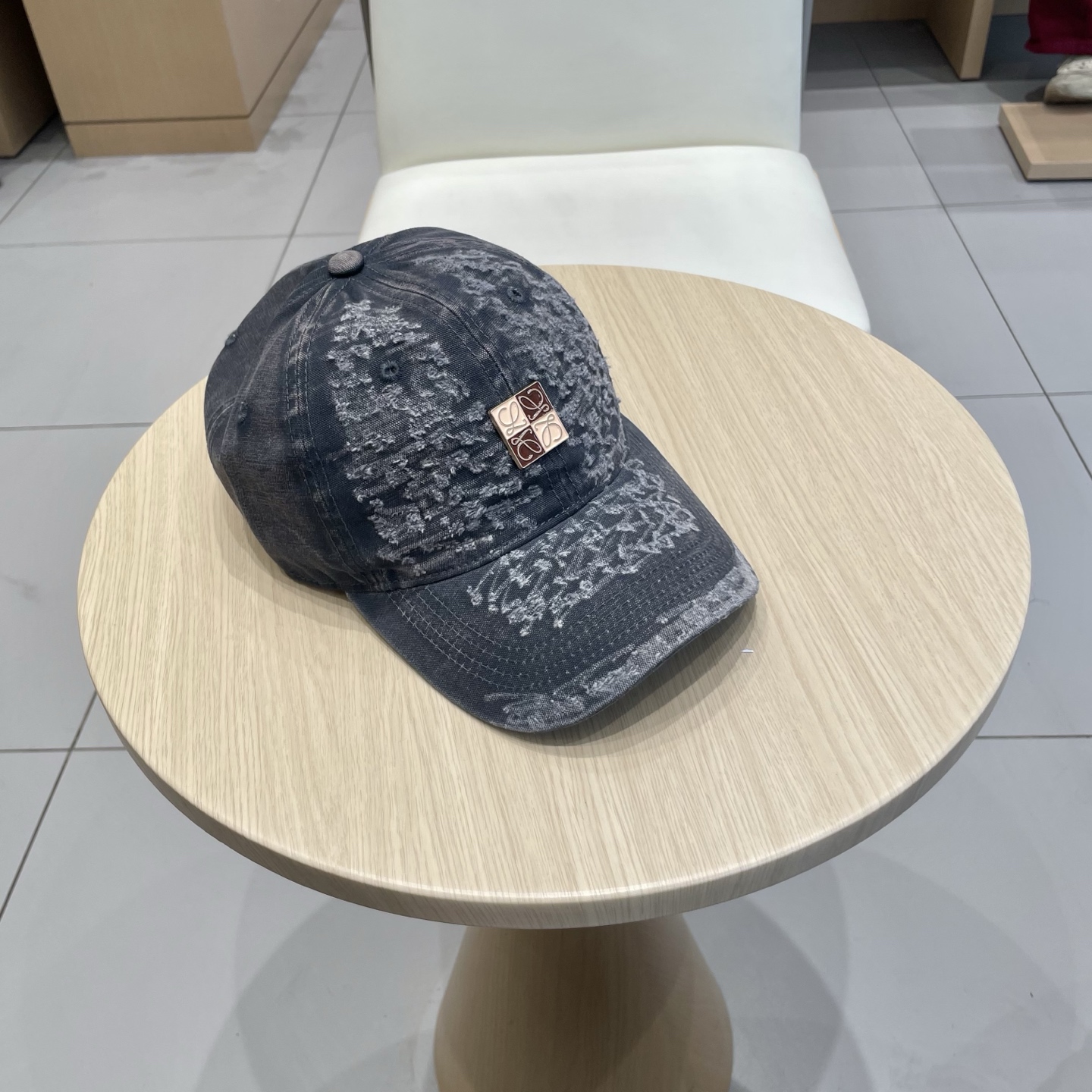  Loewe罗意威 新款
破洞棒球帽
新推出洗水牛仔系列，休闲百搭
衣橱搭配神器