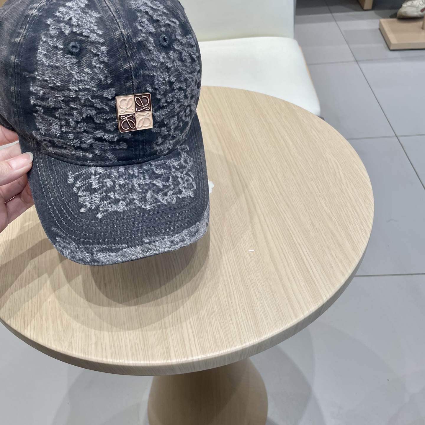  Loewe罗意威 新款
破洞棒球帽
新推出洗水牛仔系列，休闲百搭
衣橱搭配神器