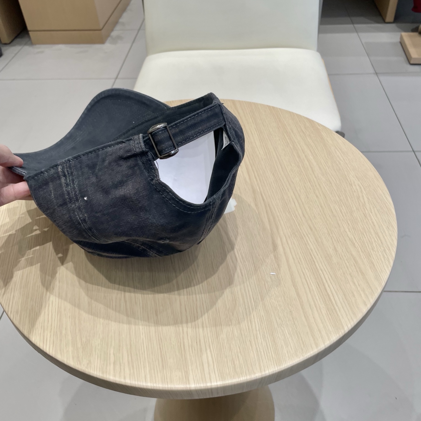  Loewe罗意威 新款
破洞棒球帽
新推出洗水牛仔系列，休闲百搭
衣橱搭配神器