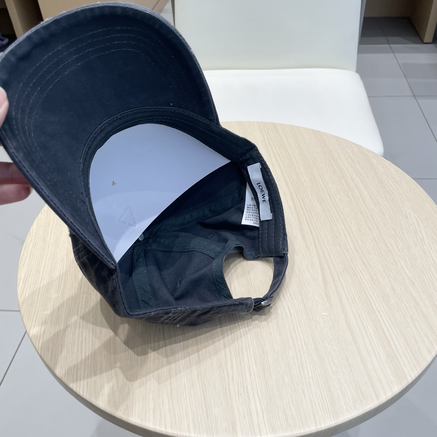  Loewe罗意威 新款
破洞棒球帽
新推出洗水牛仔系列，休闲百搭
衣橱搭配神器