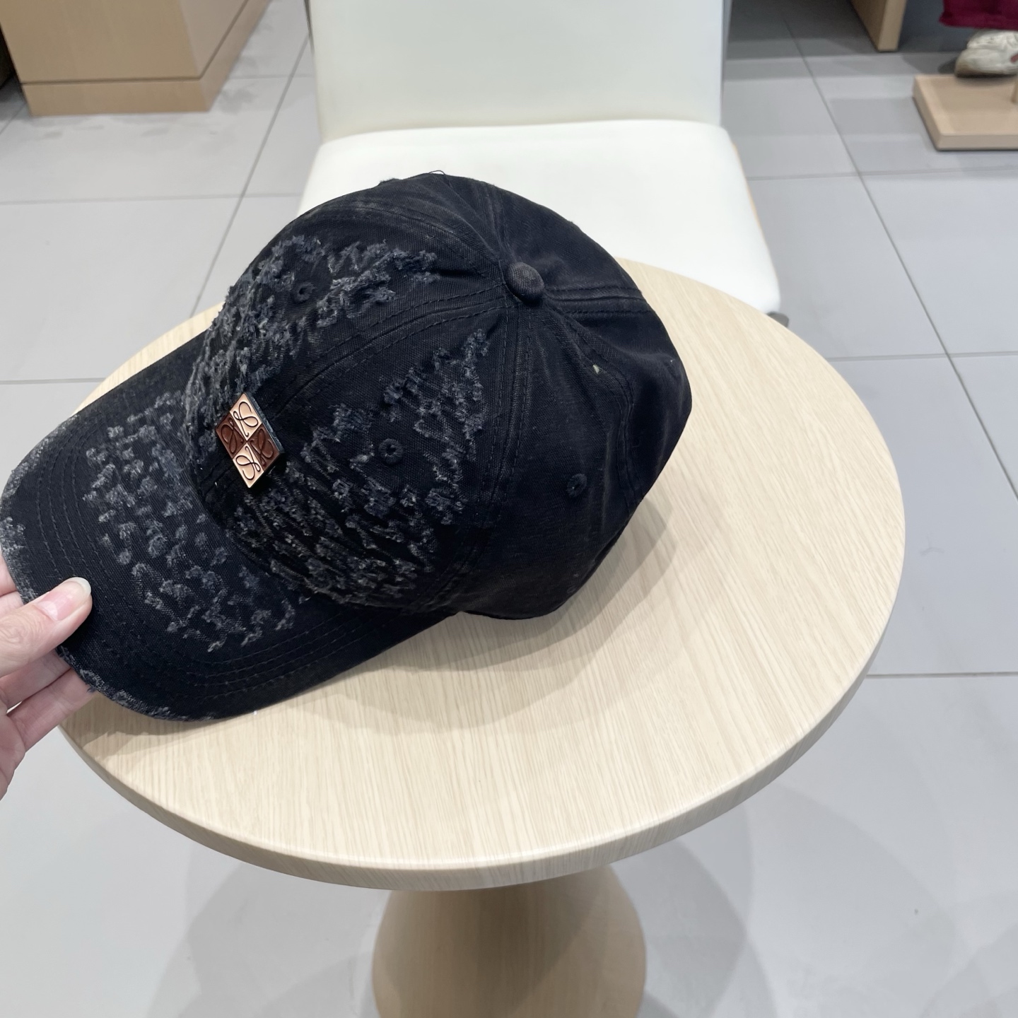  Loewe罗意威 新款
破洞棒球帽
新推出洗水牛仔系列，休闲百搭
衣橱搭配神器