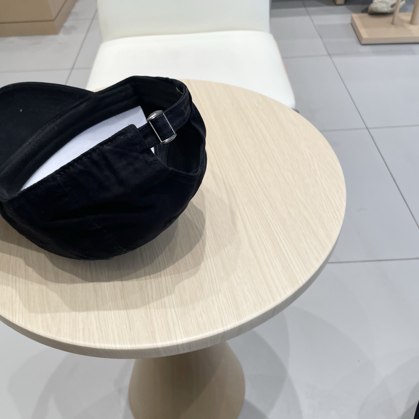  Loewe罗意威 新款
破洞棒球帽
新推出洗水牛仔系列，休闲百搭
衣橱搭配神器