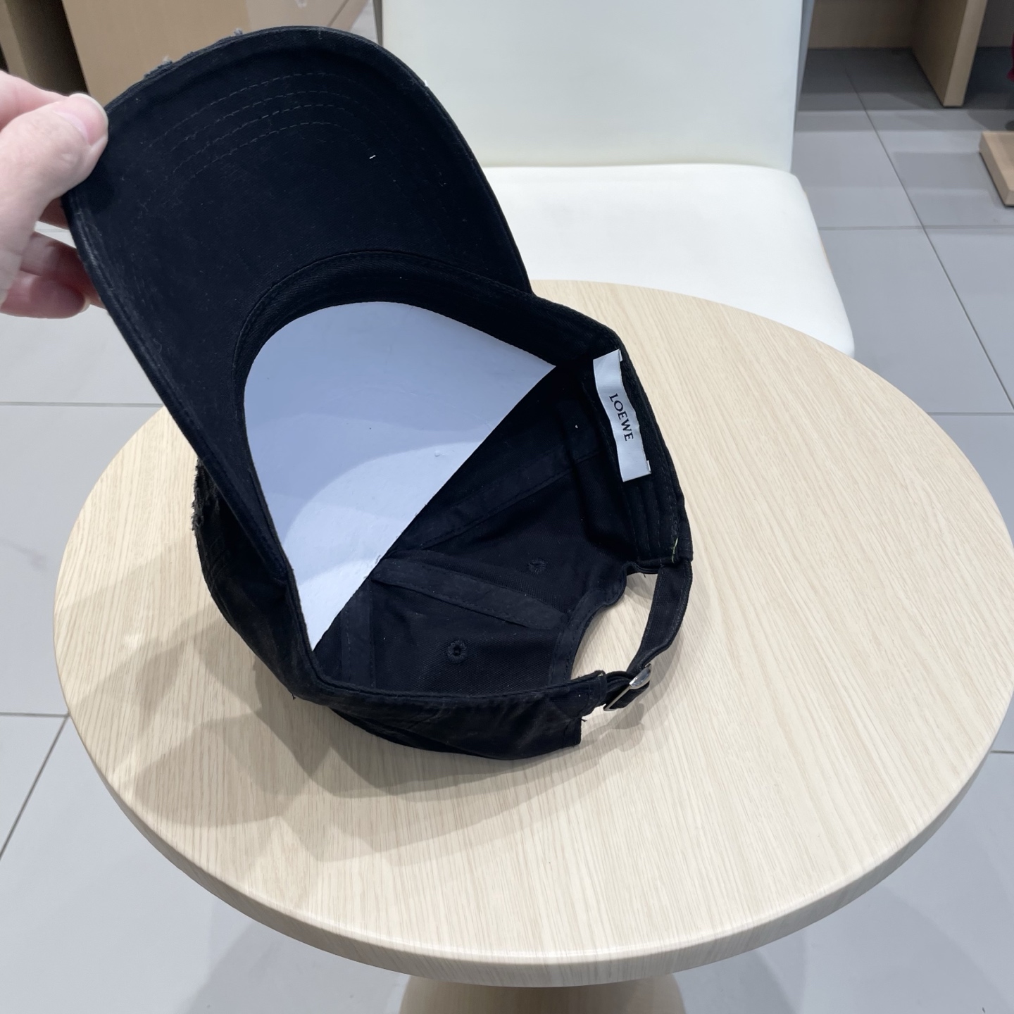  Loewe罗意威 新款
破洞棒球帽
新推出洗水牛仔系列，休闲百搭
衣橱搭配神器