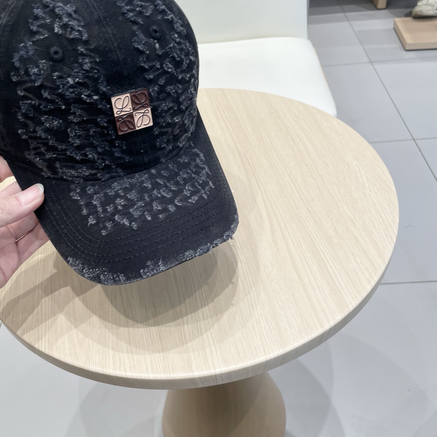  Loewe罗意威 新款
破洞棒球帽
新推出洗水牛仔系列，休闲百搭
衣橱搭配神器