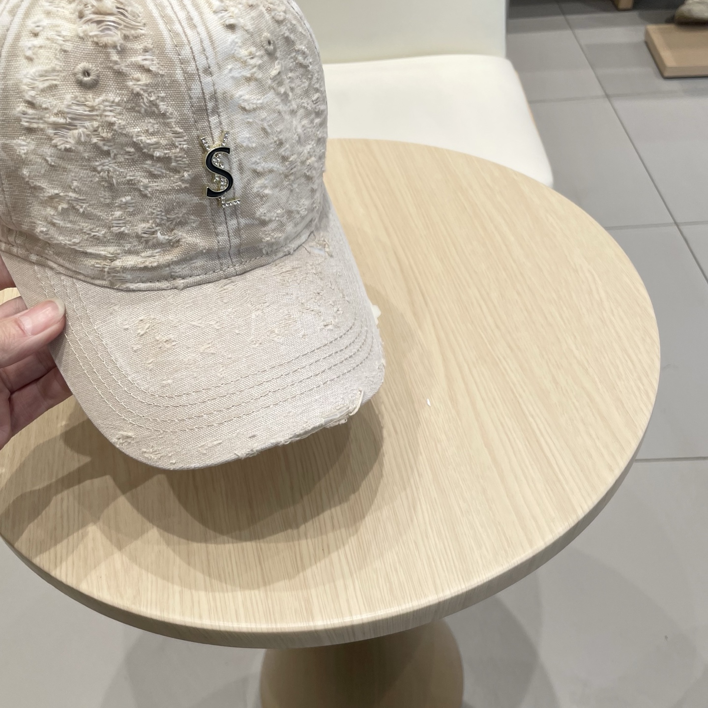  圣罗兰棒球帽女2025新款高品质磨毛破洞百搭水洗棉潮牌鸭舌帽显脸小