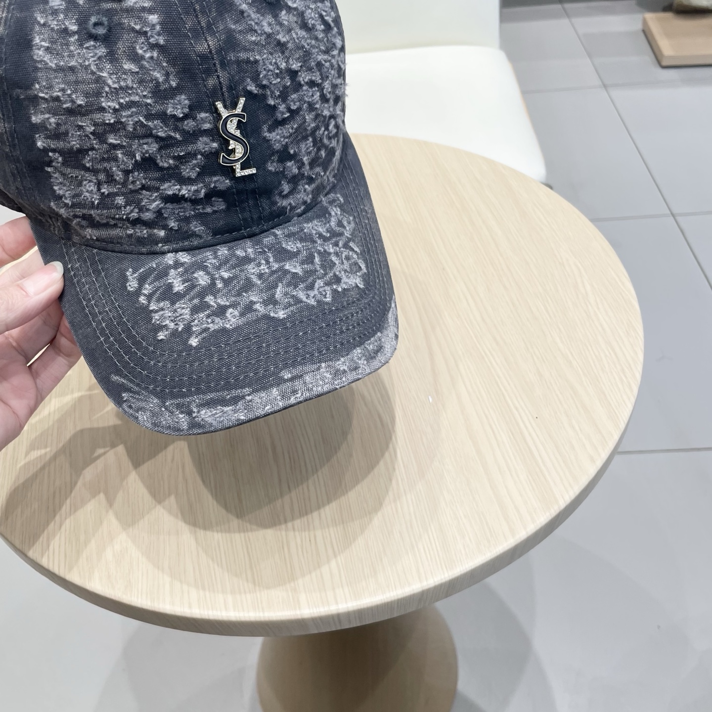  圣罗兰棒球帽女2025新款高品质磨毛破洞百搭水洗棉潮牌鸭舌帽显脸小