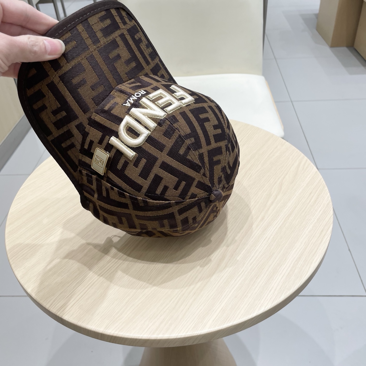  芬迪25春夏款棒球帽帽
颜值质感齐在线，完全不用考虑支撑性问题
放心拿下，配色超耐看👀
双F老花，戴几