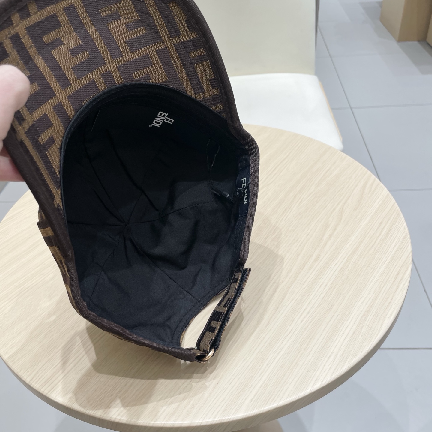  芬迪25春夏款棒球帽帽
颜值质感齐在线，完全不用考虑支撑性问题
放心拿下，配色超耐看👀
双F老花，戴几