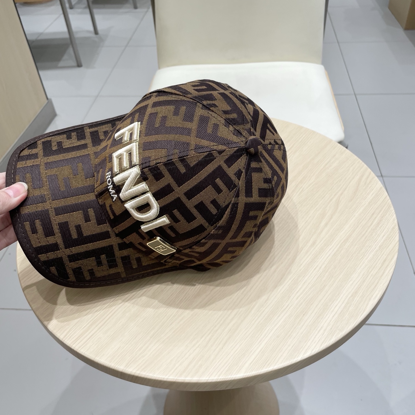  芬迪25春夏款棒球帽帽
颜值质感齐在线，完全不用考虑支撑性问题
放心拿下，配色超耐看👀
双F老花，戴几