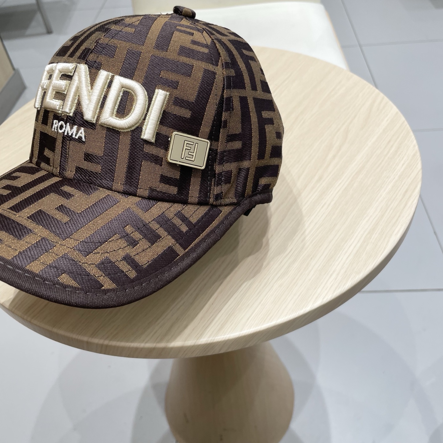  芬迪25春夏款棒球帽帽
颜值质感齐在线，完全不用考虑支撑性问题
放心拿下，配色超耐看👀
双F老花，戴几