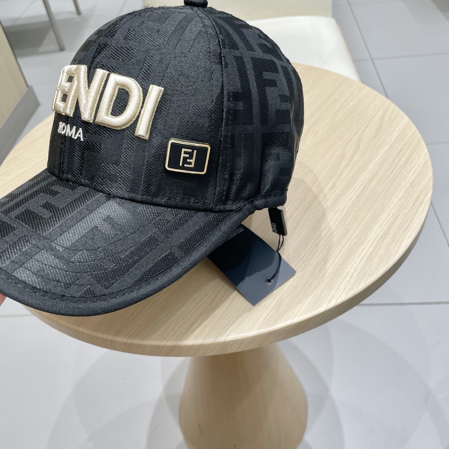  芬迪25春夏款棒球帽帽
颜值质感齐在线，完全不用考虑支撑性问题
放心拿下，配色超耐看👀
双F老花，戴几