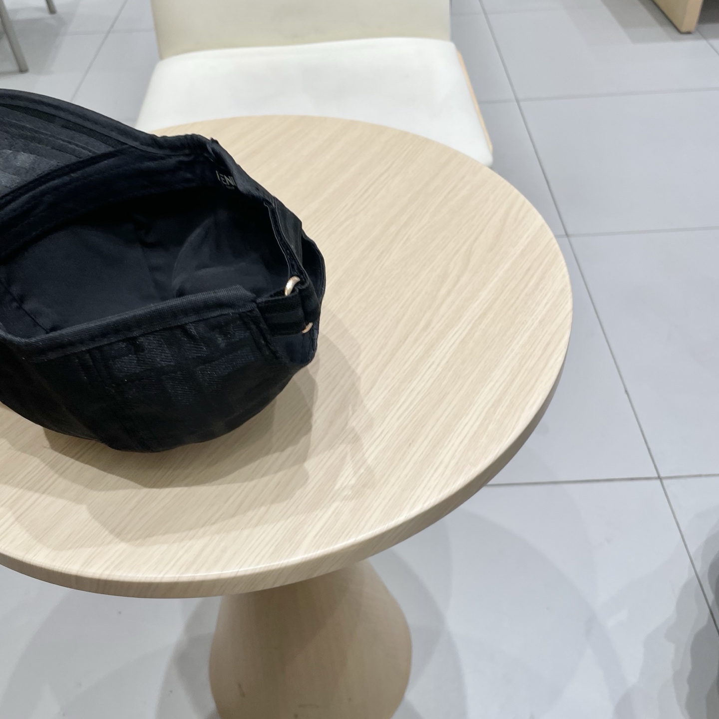  芬迪25春夏款棒球帽帽
颜值质感齐在线，完全不用考虑支撑性问题
放心拿下，配色超耐看👀
双F老花，戴几