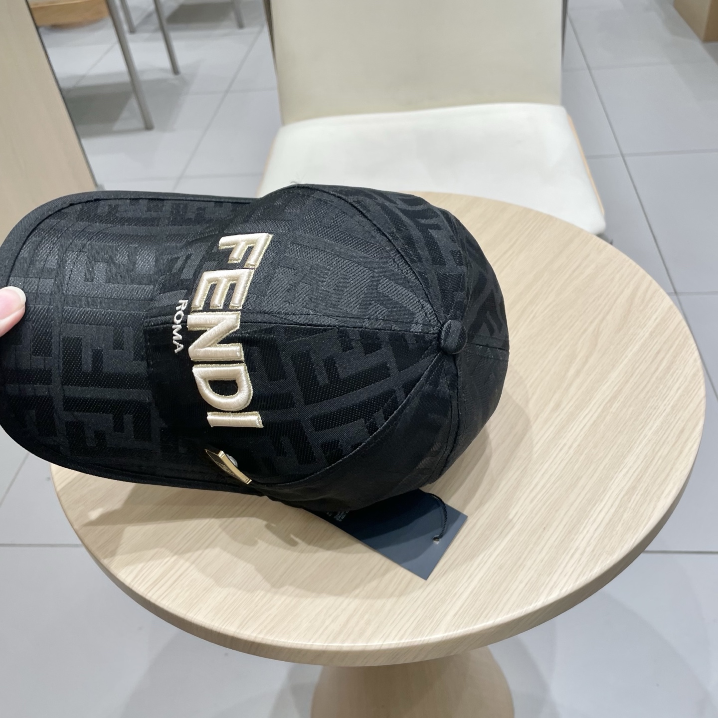  芬迪25春夏款棒球帽帽
颜值质感齐在线，完全不用考虑支撑性问题
放心拿下，配色超耐看👀
双F老花，戴几