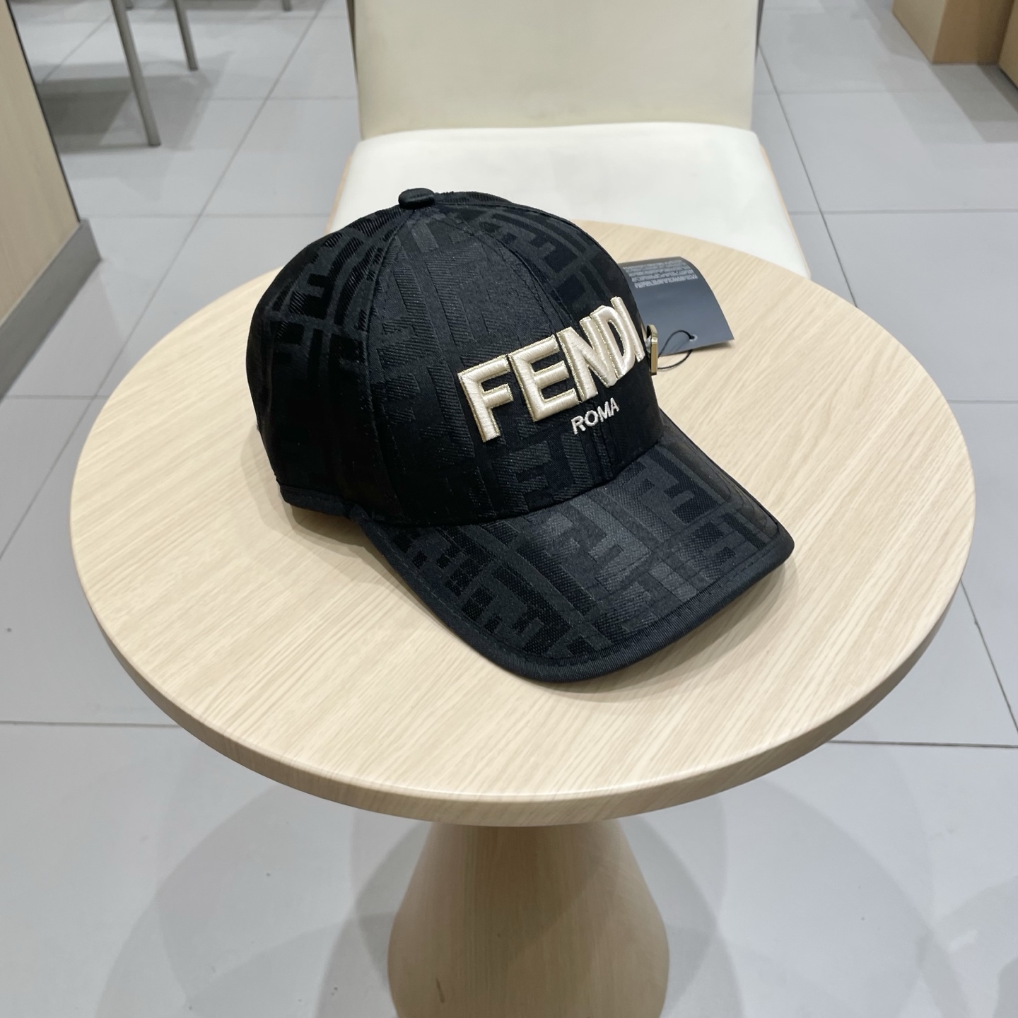  芬迪25春夏款棒球帽帽
颜值质感齐在线，完全不用考虑支撑性问题
放心拿下，配色超耐看👀
双F老花，戴几