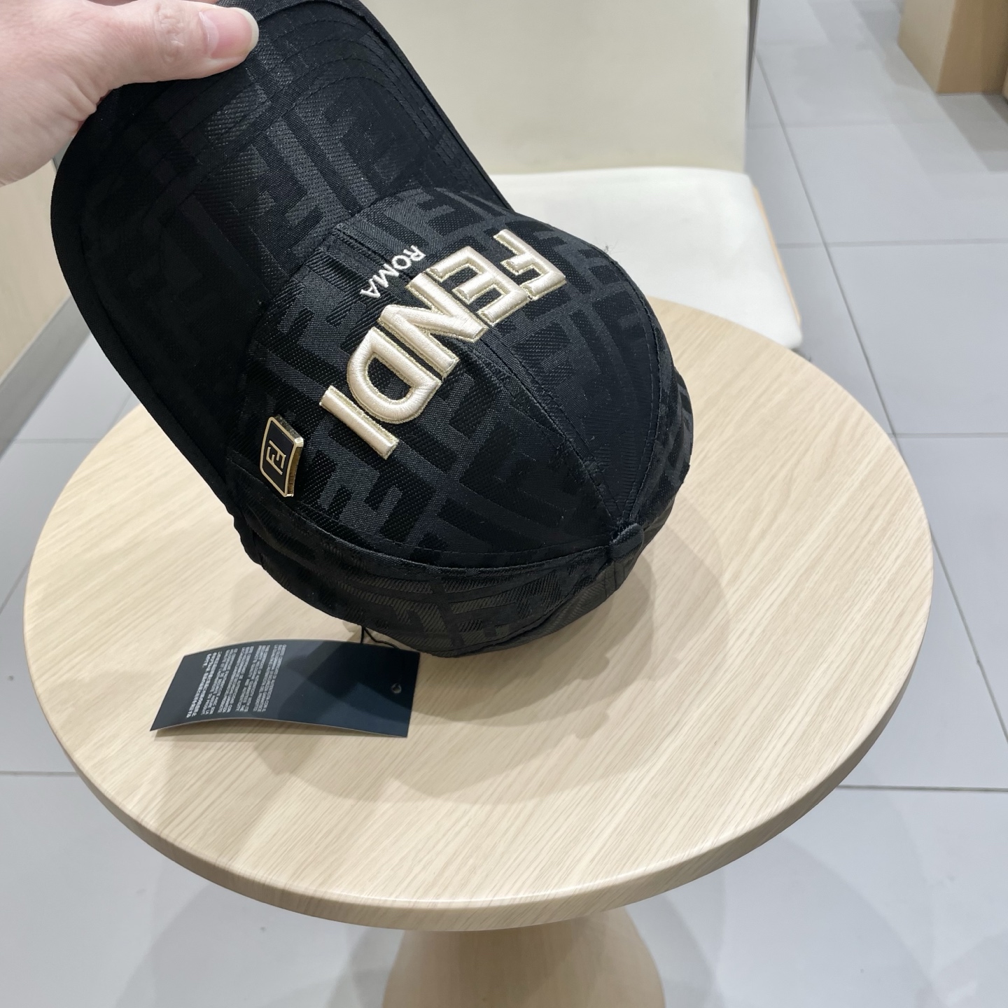  芬迪25春夏款棒球帽帽
颜值质感齐在线，完全不用考虑支撑性问题
放心拿下，配色超耐看👀
双F老花，戴几