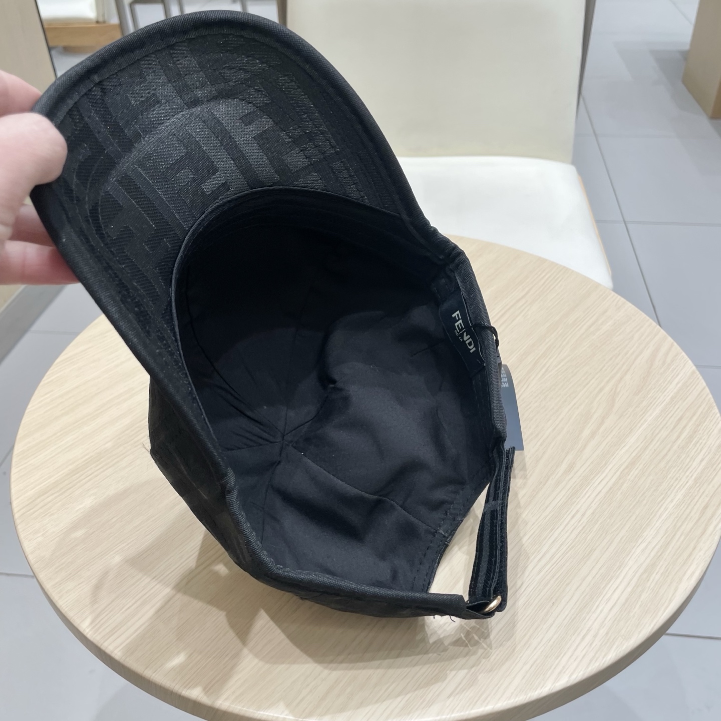  芬迪25春夏款棒球帽帽
颜值质感齐在线，完全不用考虑支撑性问题
放心拿下，配色超耐看👀
双F老花，戴几