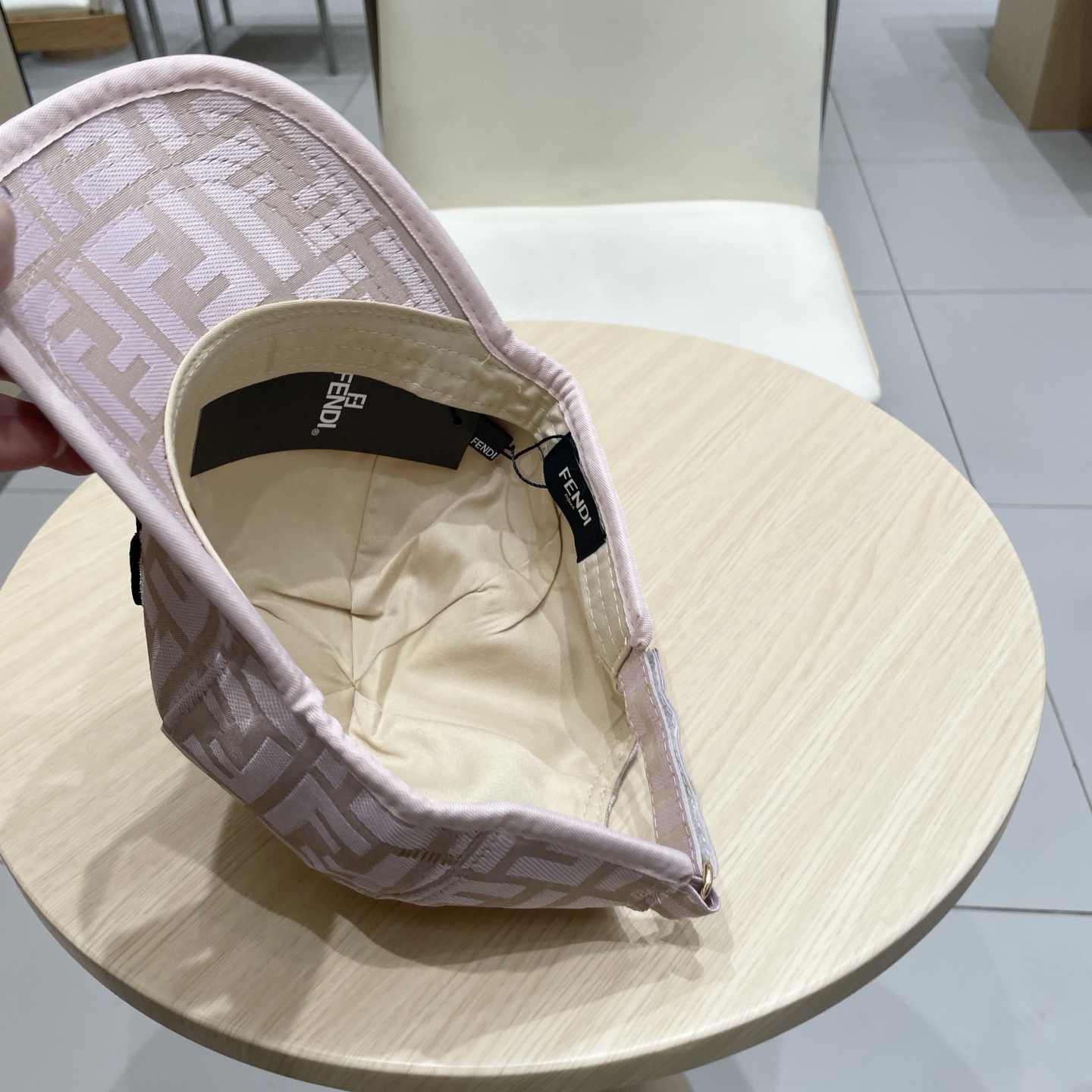  芬迪25春夏款棒球帽帽
颜值质感齐在线，完全不用考虑支撑性问题
放心拿下，配色超耐看👀
双F老花，戴几